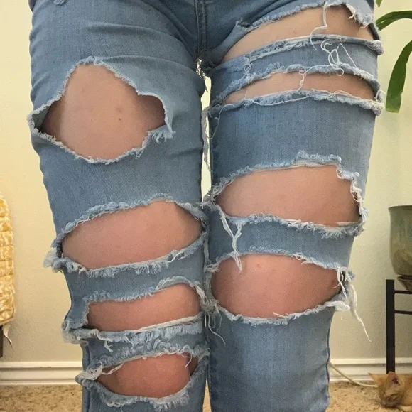 LEVI’S Ripped Jeans - Picture 3 of 6
